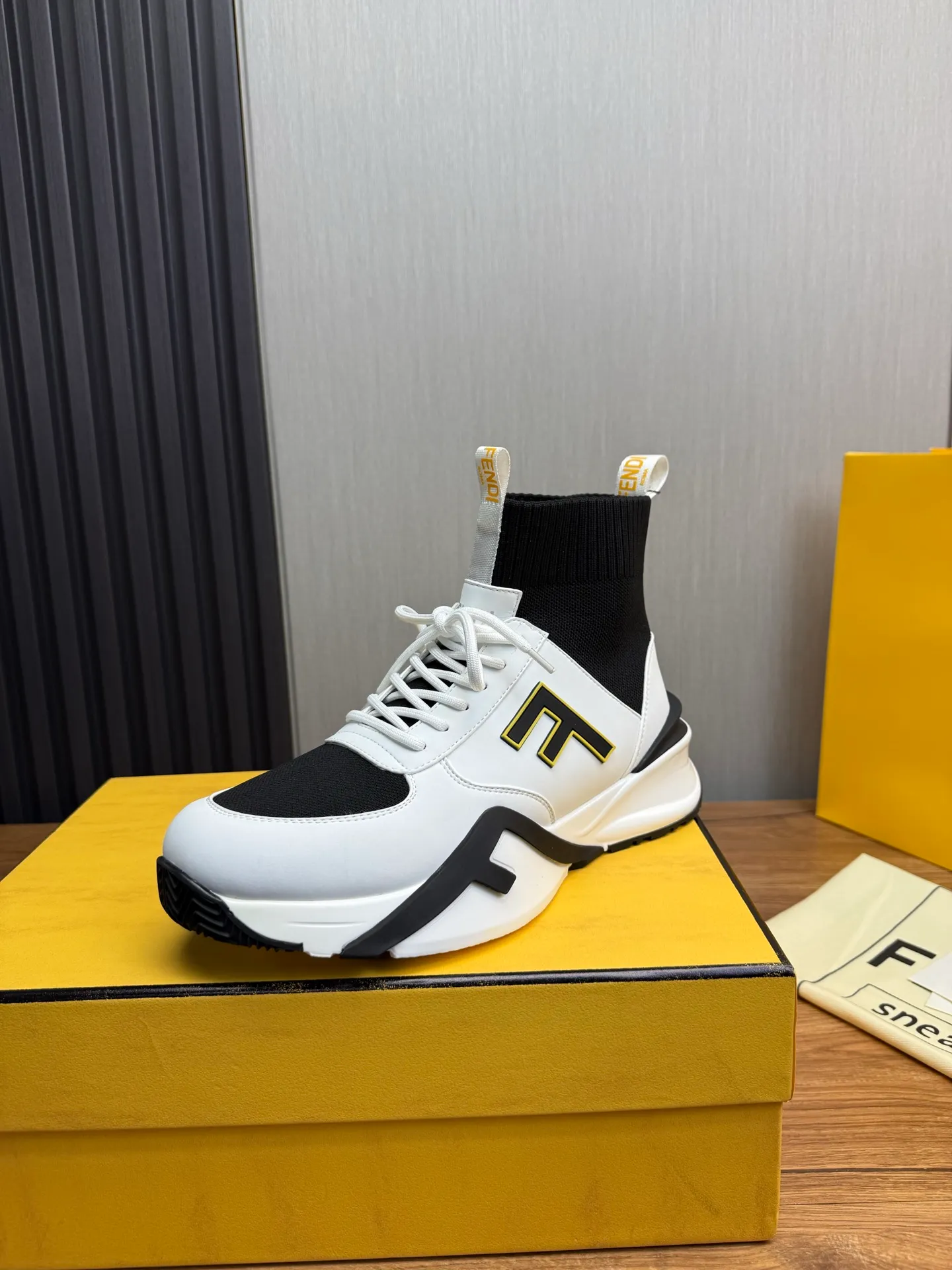 Men's men's shoes 💰560💰 Fendi [Fendi] hot style is on the market 🔥Fashionable casual men's shoes 🔱 Made of original brand fly knit fabric. Original cowhide + breathable mesh lining + sheepskin feet. Perfect shape and top quality, you deserve it 🔜Original rubber outsole, ultra-light, non-slip and wear-resistant 👣 Standard size 38-44